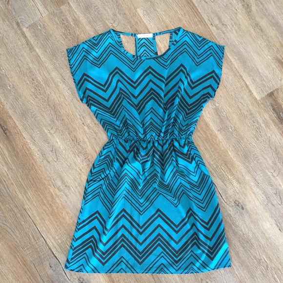 Entro Chevron Print Semi Open Back with Pockets - Picture 2 of 6